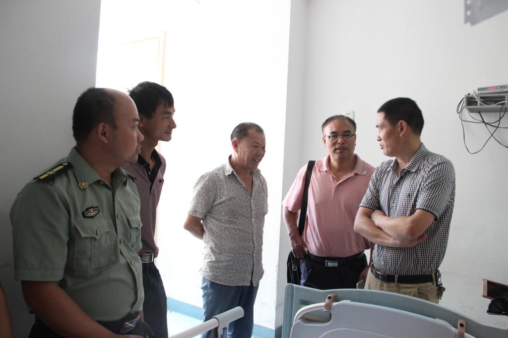 图为 周道平与家长交谈