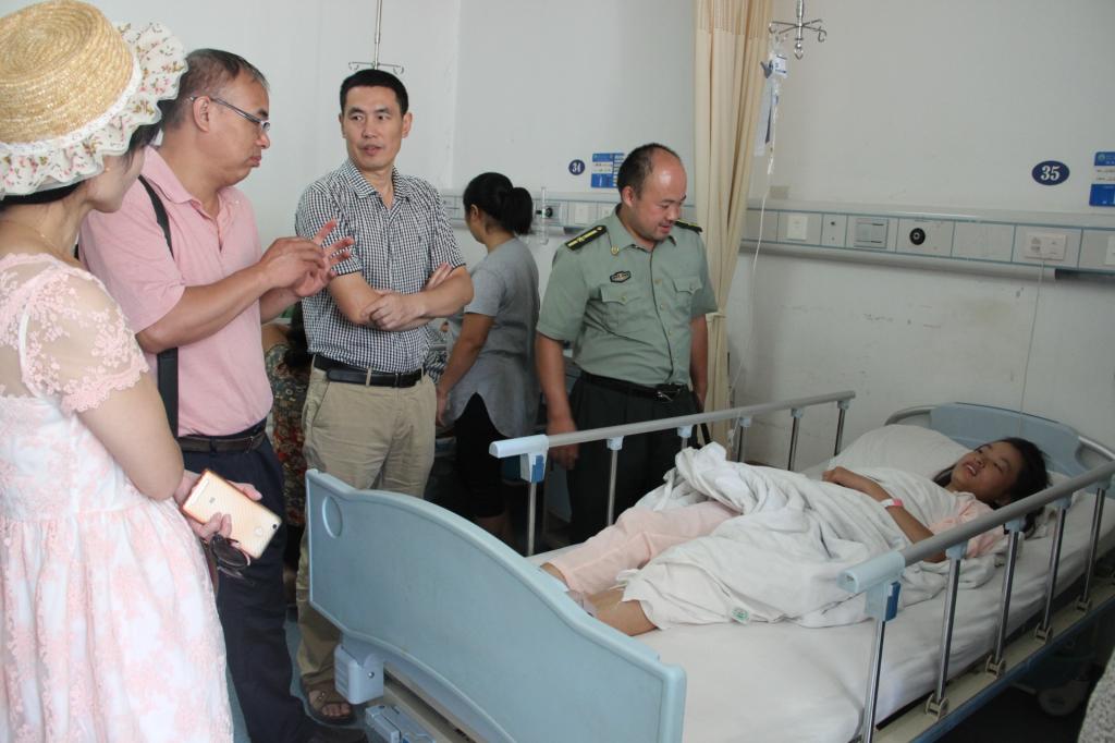 图为 周道平一行看望生病新生