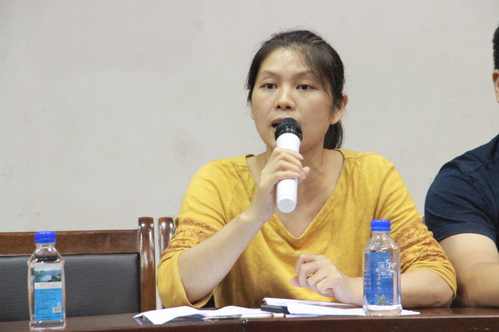 图为王月英老师讲话(陈宝玉摄)