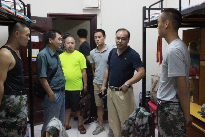 图为院领导下寝(陈宝玉摄)