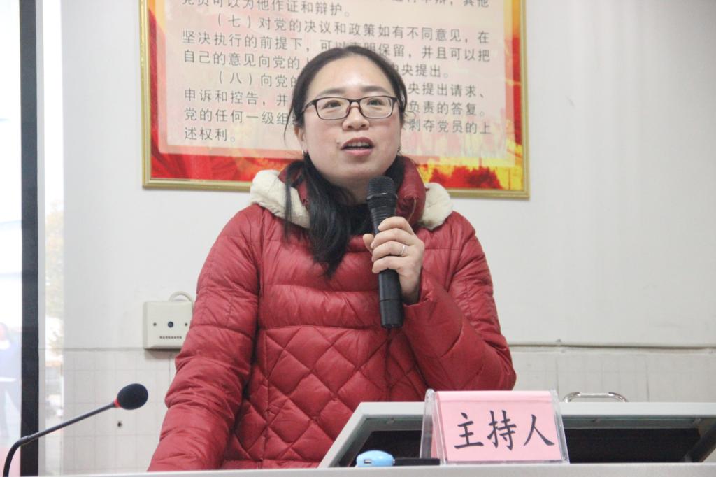 图五 石红老师做院分工会工作报告和院提案工作报告(杨慧君摄)