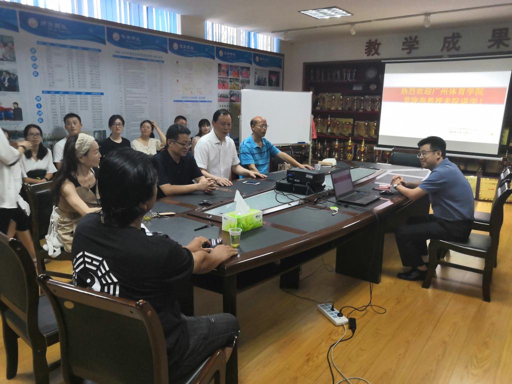 图一为讲座现场