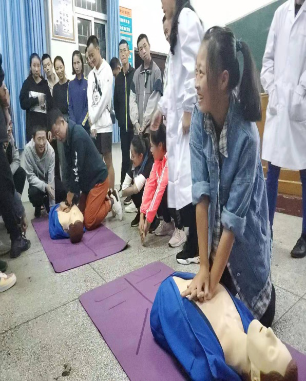 图5 同学们进行心肺复苏操作