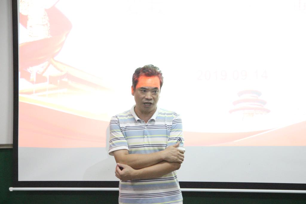 图五 张天成教授点评(钱硕森摄)