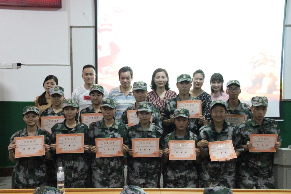 图六 领导老师与获奖人员合影留念(钱硕森摄)